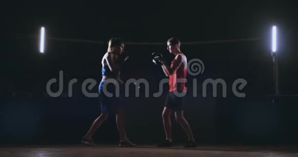 漂亮的拳击手女子训练拳打脚踢在健身室激烈的力量适合身体跆拳道系列视频的预览图