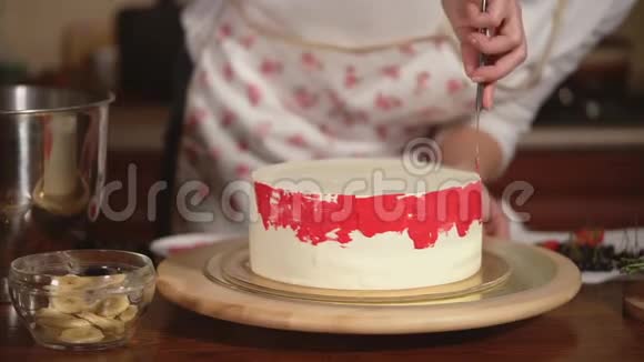 过程中的糕点厨师视频的预览图