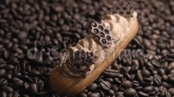 带有咖啡霜和巧克力碎片的鳗鱼躺在咖啡豆的光线下甜点在咖啡馆馅料视频的预览图