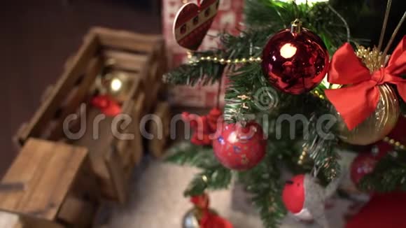 圣诞树装饰新年装修寒假庆祝活动圣诞节新年假期冬天的概念视频的预览图