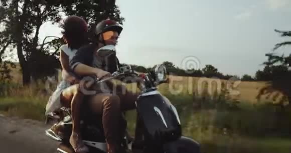 在路上一对可爱的夫妇骑着他们的自行车戴着他们的头盔一切都是快乐和快乐的缓慢的动作视频的预览图