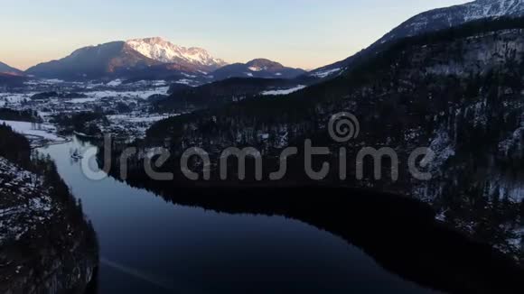 摄像机对准了4k清澈湖泊附近的山视频的预览图