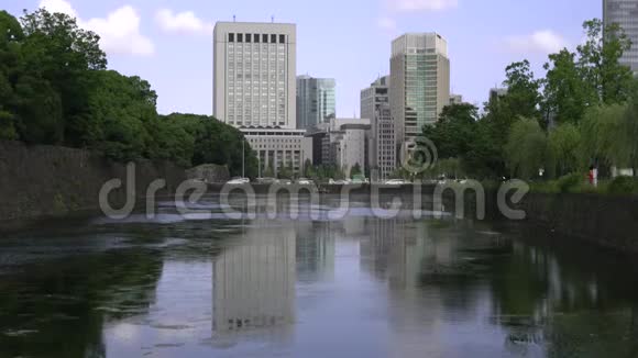 反映东京建筑的护城河中的水视频的预览图
