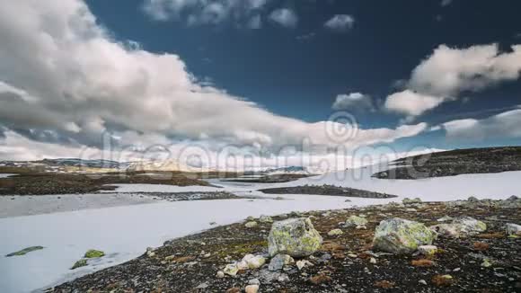 挪威奥兰兹菲杰莱Aurlandsfjellet路附近的夏季挪威景观夏日阳光之夜景区公路视频的预览图