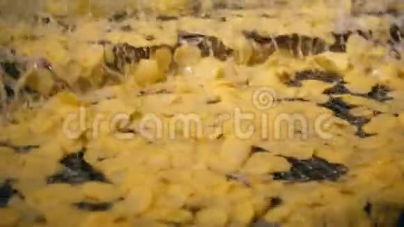 切片薯片在泡沫液体中被重新定位视频的预览图