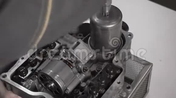修理汽车自动变速器dsg7更换旧积水机机器人视频的预览图