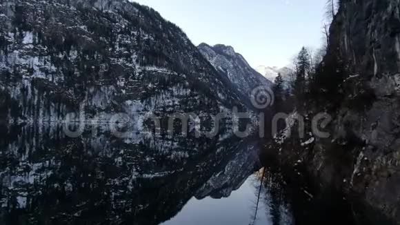 摄像机对准了德国科尼斯湖附近的一座山视频的预览图