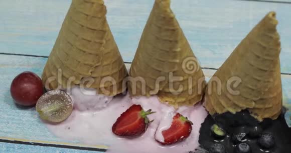 甜的融化冰淇淋球在华夫饼锥不同的浆果和水果视频的预览图