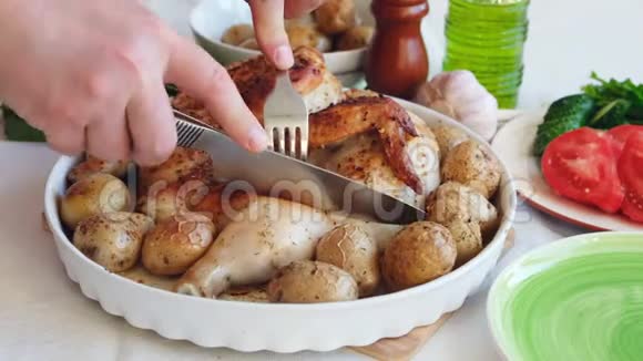 一个切好的炸鸡配上小土豆喜庆的餐桌视频的预览图
