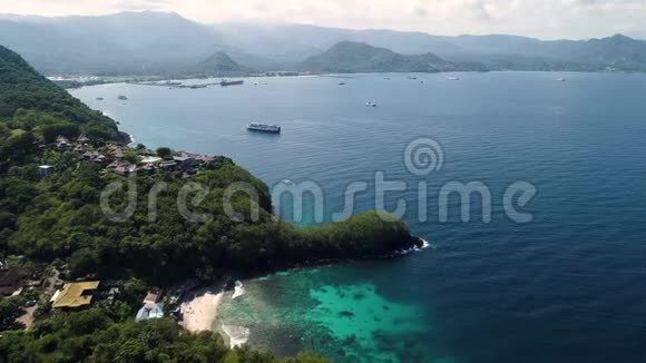 美丽的巴厘岛海滩景观在一个岛屿附近的港口夏季视频的预览图
