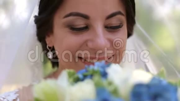 戴着面纱的新娘戴着花盖的头的肖像视频的预览图