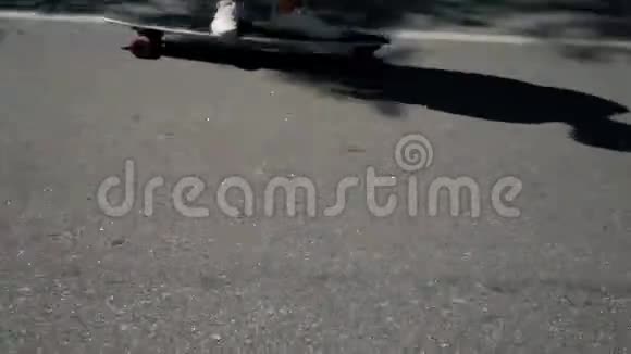 骑着滑板靠近视频的预览图
