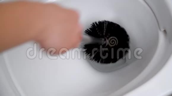 用马桶刷清洁马桶女人用马桶刷洗手关闭马桶内的冲洗水视频的预览图
