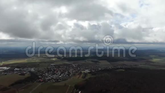 空中拍摄的小镇和风机遍布整个场地4k视频的预览图