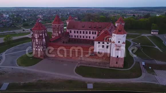 古代米尔堡晚上白俄罗斯空中录像视频的预览图