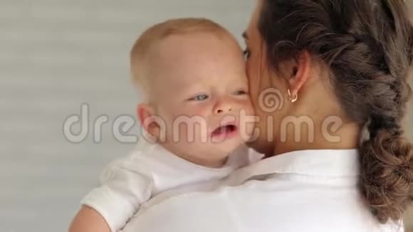 特写一个刚出生的小婴儿哭着妈妈让他平静下来视频的预览图