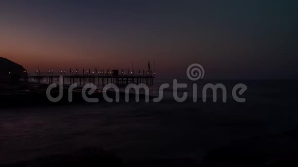 美丽的日出在海景的长码头上视频的预览图