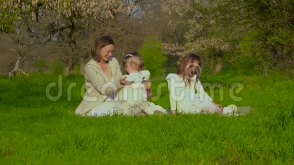 妈妈和三个女儿在公园里休息视频的预览图