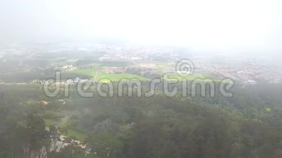 从上面可以看到辛特拉城的美丽景色这座城市在雾中可见葡萄牙辛特拉视频的预览图