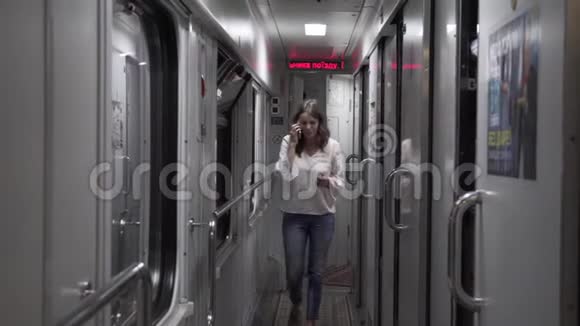 地交通出行的主题在火车站等火车的漂亮白种人女人视频的预览图