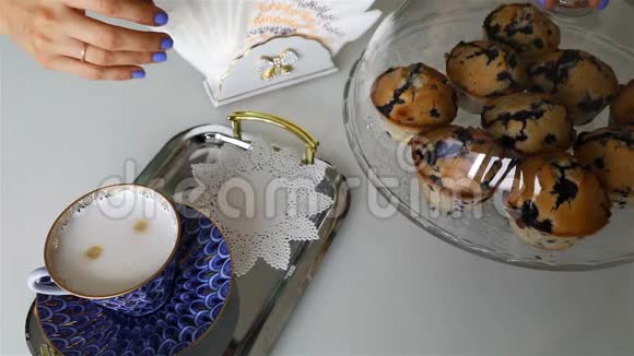 一个小蛋糕放在一个银盘上上面放着一杯咖啡视频的预览图