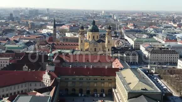 慕尼黑的空中景观有许多历史和现代建筑4k视频的预览图