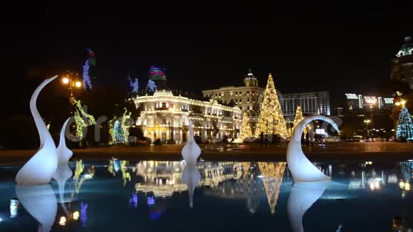 新年之夜巴库装饰着灯光和图案的圣诞树阿塞拜疆视频的预览图