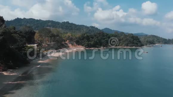 在一个有着高高悬崖的沙滩上飞行的无人机马来西亚兰卡威视频的预览图