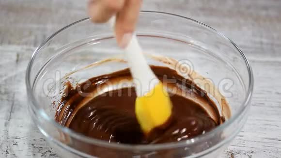 关上门在碗里用抹刀混合的巧克力视频的预览图