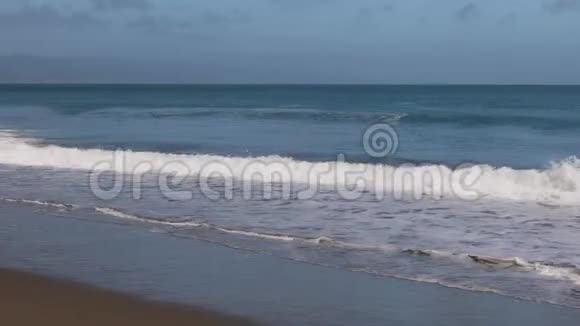 巨浪冲击德雷克s海滩环路加利福尼亚视频的预览图