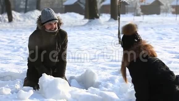 男孩和女孩在公园里玩雪冬天的时候到处都是雪白色视频的预览图