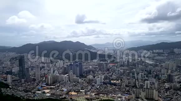 亚洲韩国釜山建筑物和山脉云层的时间流逝视频的预览图