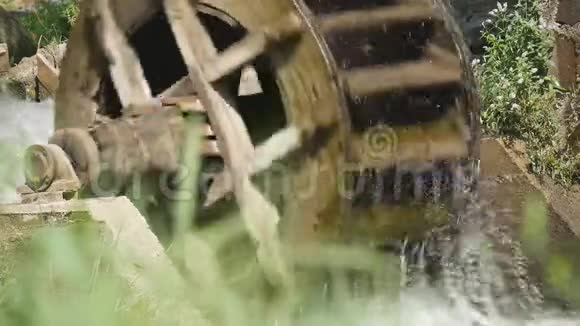旧传统机械木轮利用水力产生能量视频的预览图