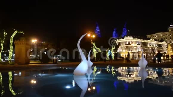 新年之夜巴库装饰着灯光和图案的圣诞树阿塞拜疆视频的预览图
