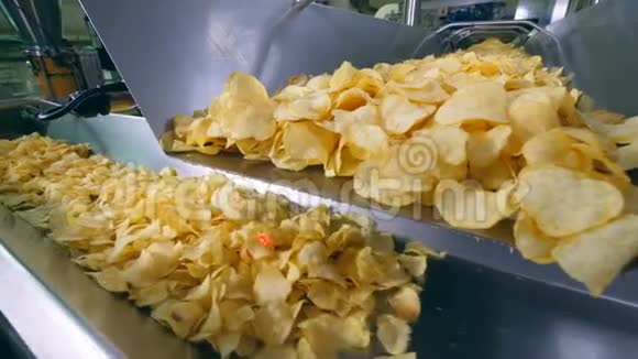 土豆片被扔到了金属传送器上视频的预览图