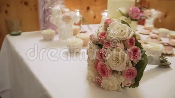 豪华餐厅的婚礼桌上放着一束美丽的玫瑰花视频的预览图