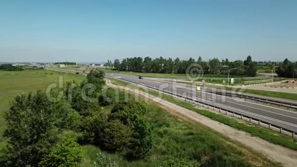 空中天桥重型交通下穿公路交叉口视频的预览图