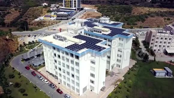 带有太阳能电池板的白色建筑屋顶的俯视图剪辑为建筑物配备环保电力的现代化设备视频的预览图