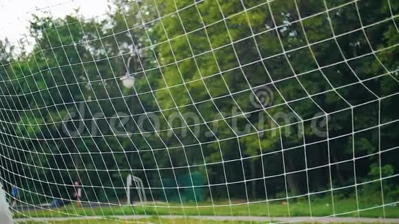 一个足球在网里飞来飞去不错的慢动作计划视频的预览图