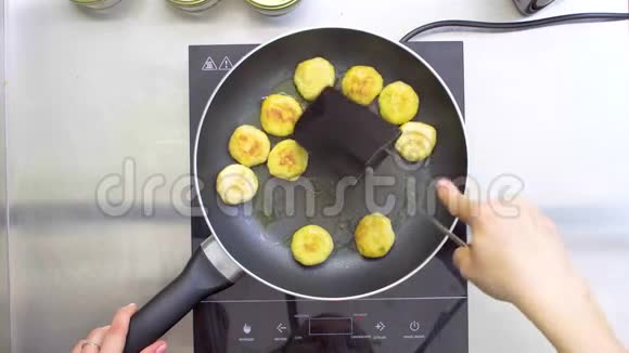 厨师用煎锅炸小薯条上景视频的预览图