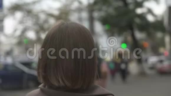 自信的女人走街串巷匆忙的女人上班或回家城市生活视频的预览图