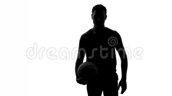 人弹跳球传给另一个球员篮球训练影子视频的预览图