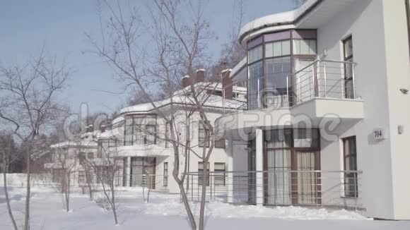 冬天的风景农舍矗立在一排白色的天空背景上库存录像现代视频的预览图