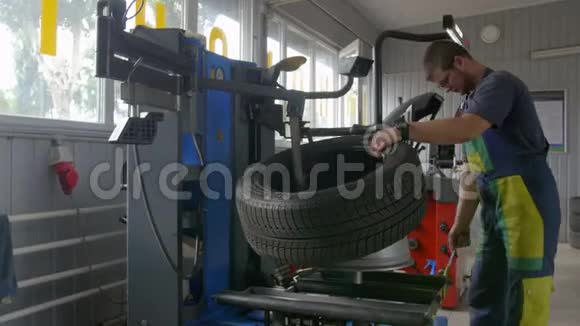4K型轮胎修理工从车轮上拆下轮胎视频的预览图