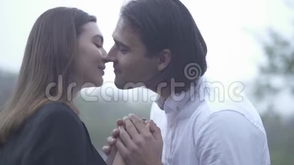 英俊的男人亲吻女人牵着她的手在户外男人和女朋友在一起相爱视频的预览图