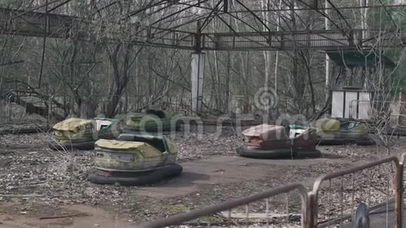 来自乌克兰普里皮亚特省切尔诺贝利废弃游乐园的RustyBumber汽车视频的预览图