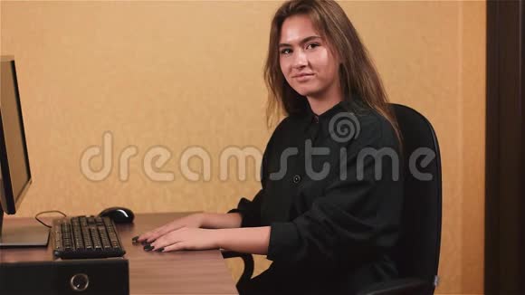 这位女士在现代办公室的电脑上工作视频的预览图