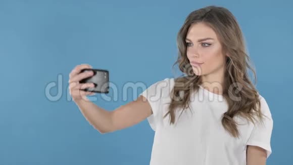 蓝底智能手机自拍少女视频的预览图