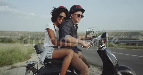 一对夫妇骑着摩托车在路上骑着新的冒险视频的预览图