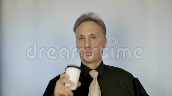 优雅的男人喝咖啡他心情很好视频的预览图